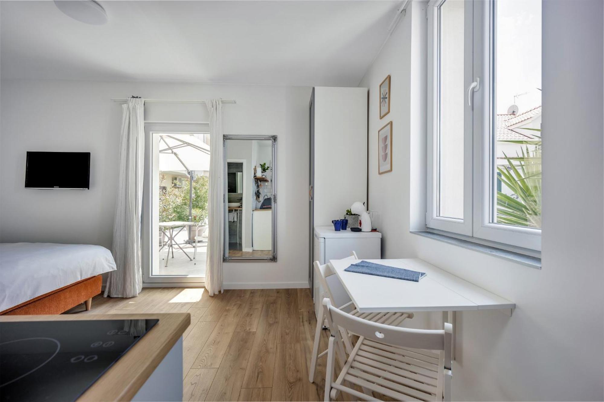 Studio Apartments Yucca, 2-Min To The Beach And 5 To Трогир Экстерьер фото