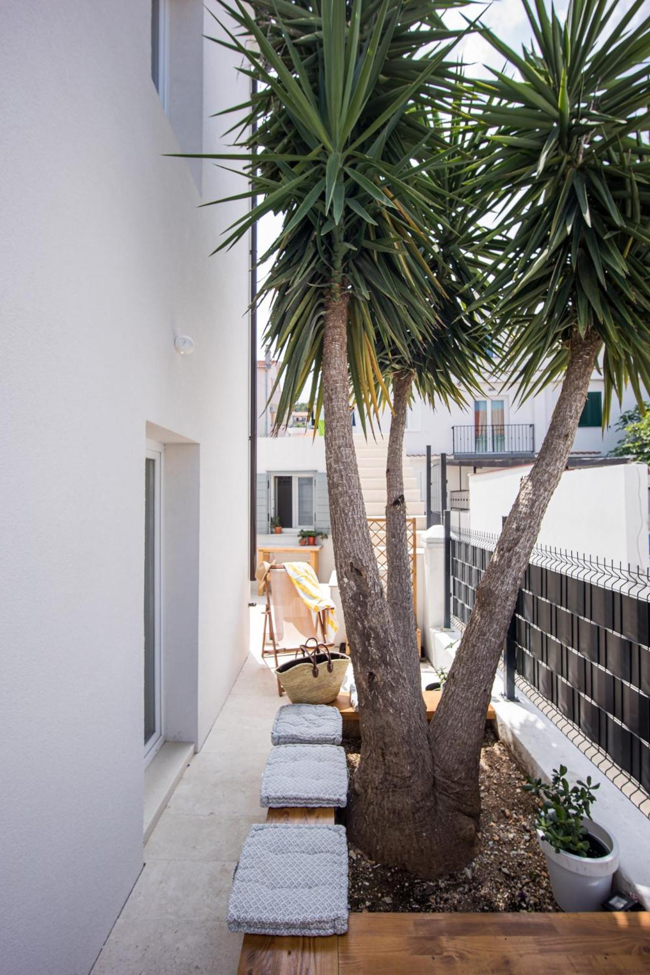 Studio Apartments Yucca, 2-Min To The Beach And 5 To Трогир Экстерьер фото